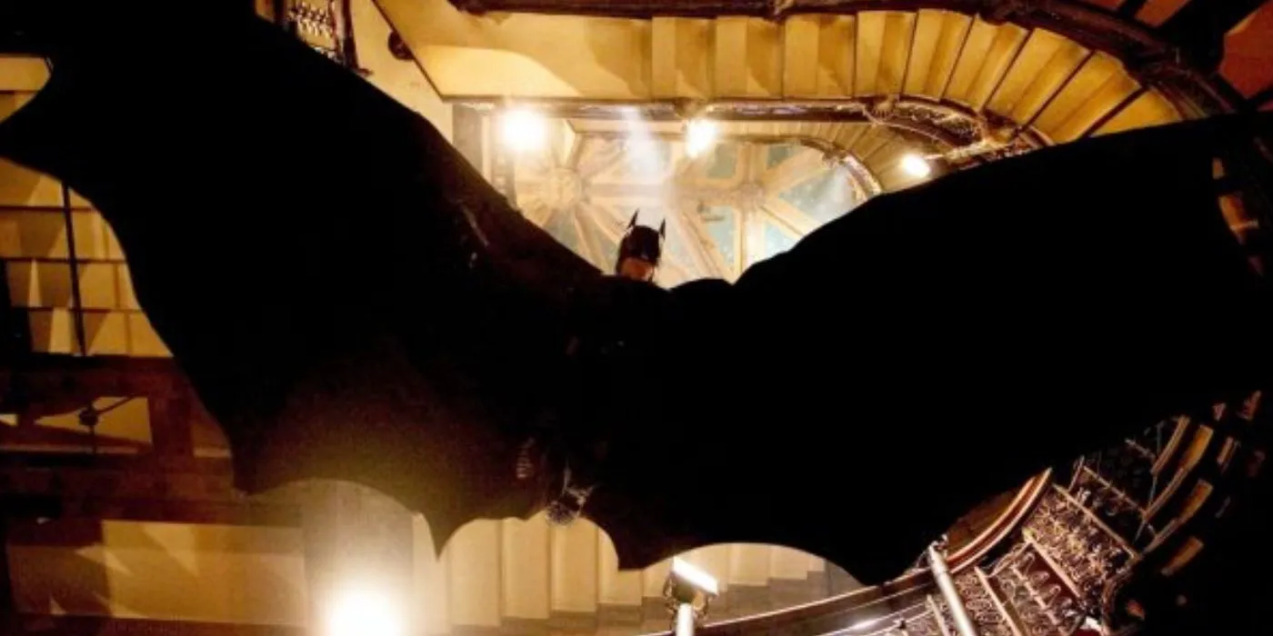 Batman gleitet in „Batman Begins“ die Treppe hinunter