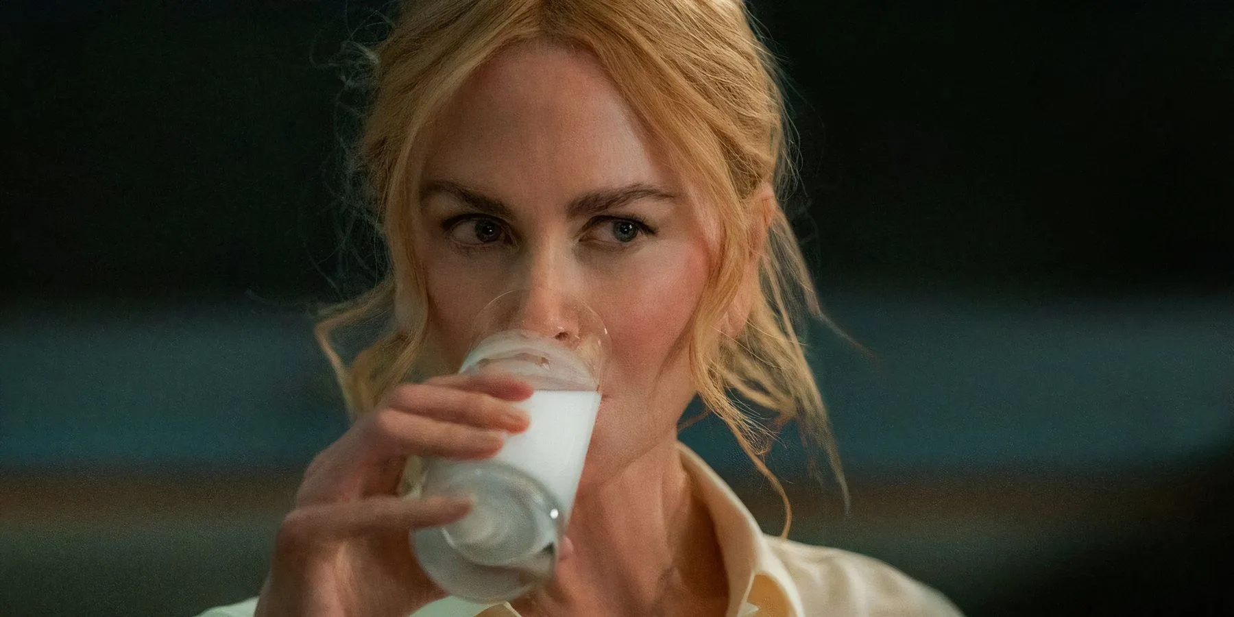 Nicole Kidman bebendo um copo de leite em Babygirl