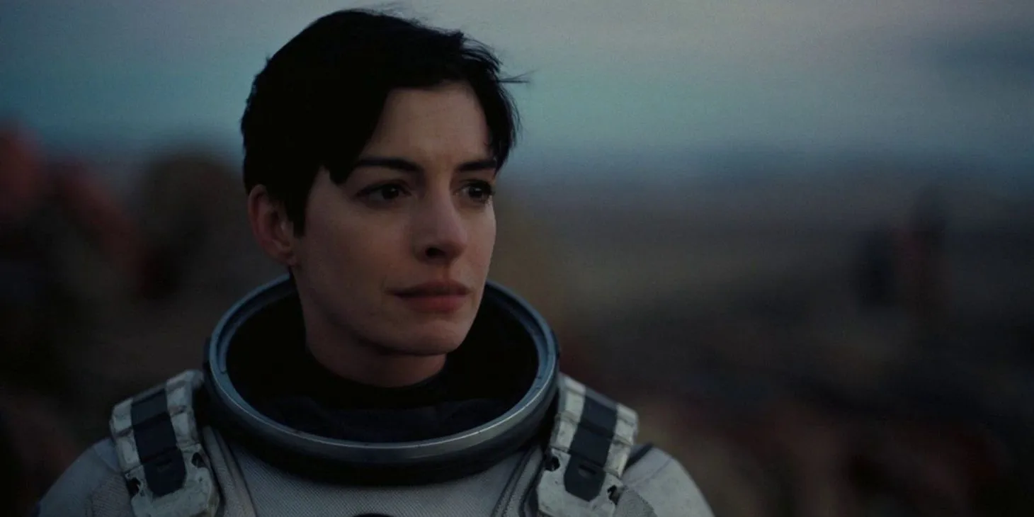 Anne Hathaway dans le rôle de Brand sur une planète extraterrestre avec un air triste dans Interstellar