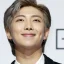 BTS RM staje w obliczu kontrowersji z powodu rzekomego symbolu nazistowskiego na wojskowej plakietce, ARMY wyjaśniają jego prawdziwe znaczenie