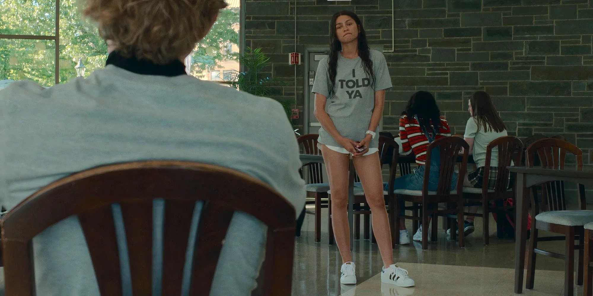 Zendaya como Tashi vestindo a camisa 'I Told Ya' em Challengers