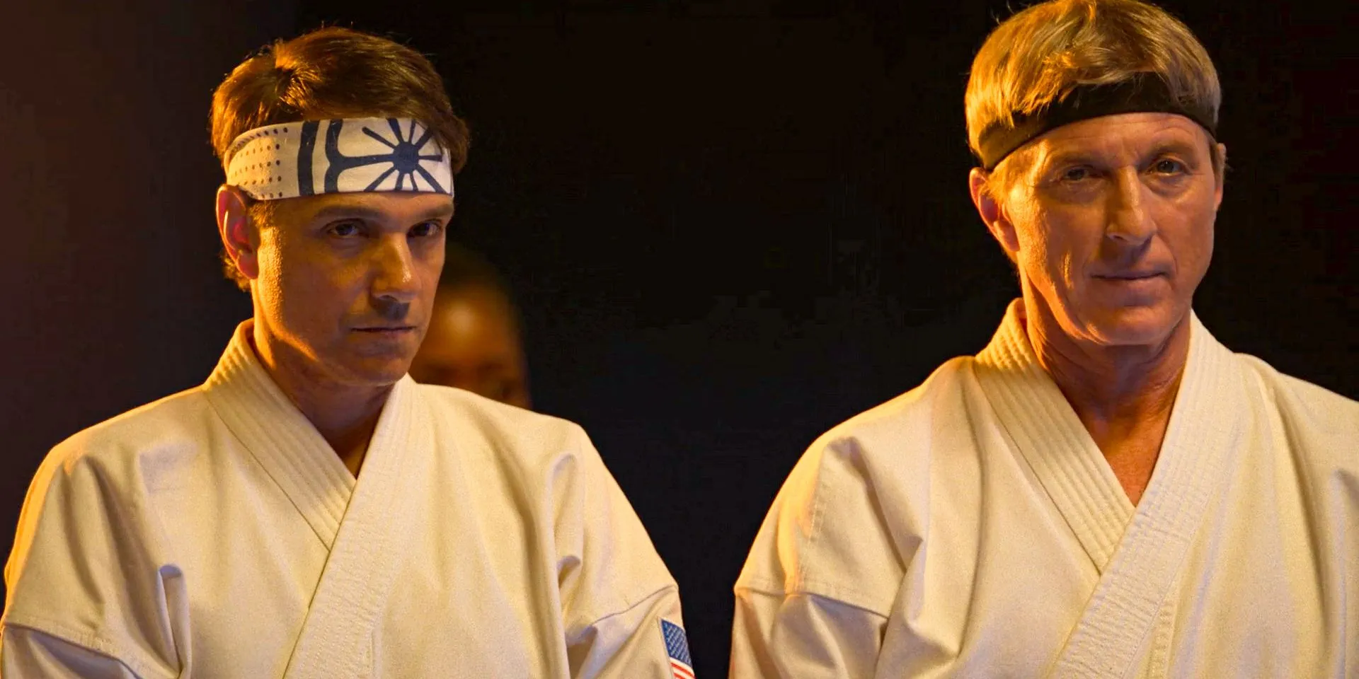 Daniel LaRusso y Johnny Lawrence lucen serios durante la temporada de Seikai Taikai en Cobra Kai