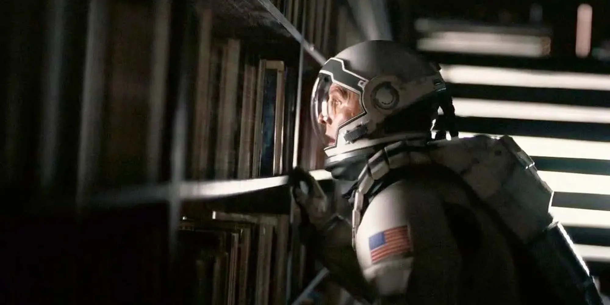 Cooper detrás de la estantería de Murph en Interstellar