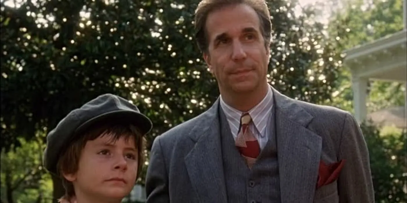 Papá (Henry Winkler) y Buddy (TJ Lowther) sonriendo juntos en One Christmas.