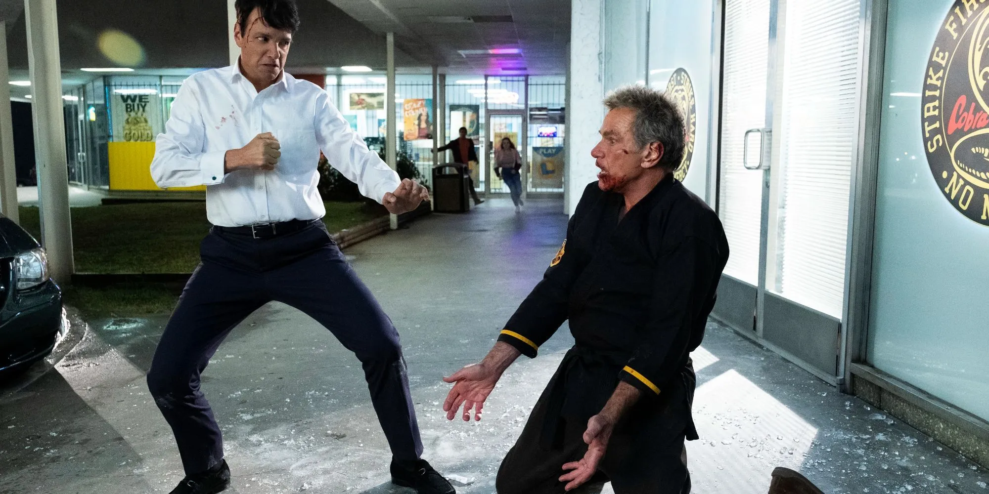 Daniel LaRusso venciendo a John Kreese en una pelea en Cobra Kai