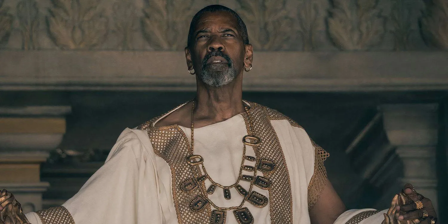 Denzel Washington como Macrinus vestindo sua túnica branca em Gladiador II