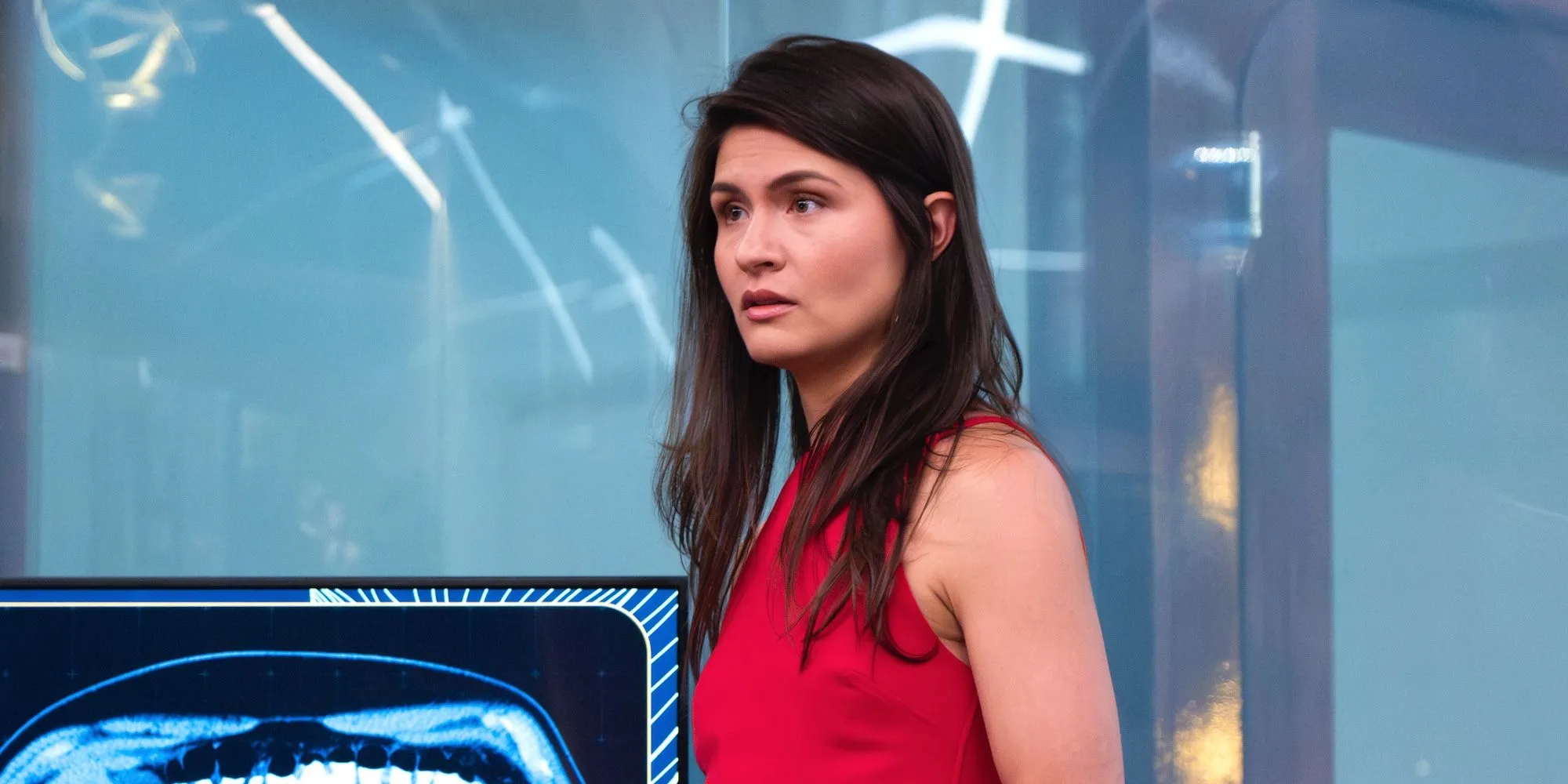 Phillipa Soo con un vestido rojo como Avery Morgan en Doctor Odyssey