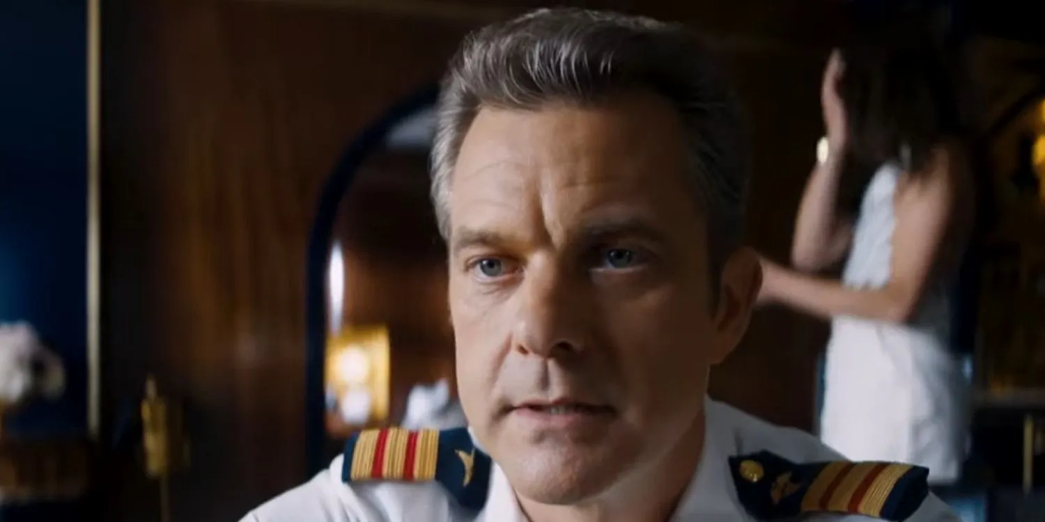 Joshua Jackson luce intenso con su uniforme de crucero en Doctor Odyssey