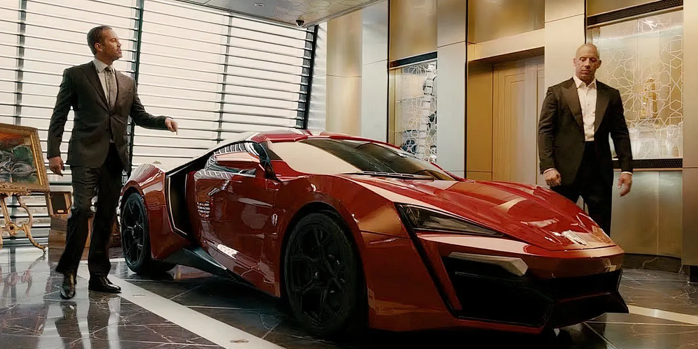 Dom et Brian à côté d'une voiture de sport dans Furious 7