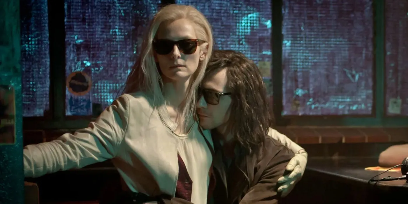 Eva und Adam umarmen sich in „Only Lovers Left Alive“