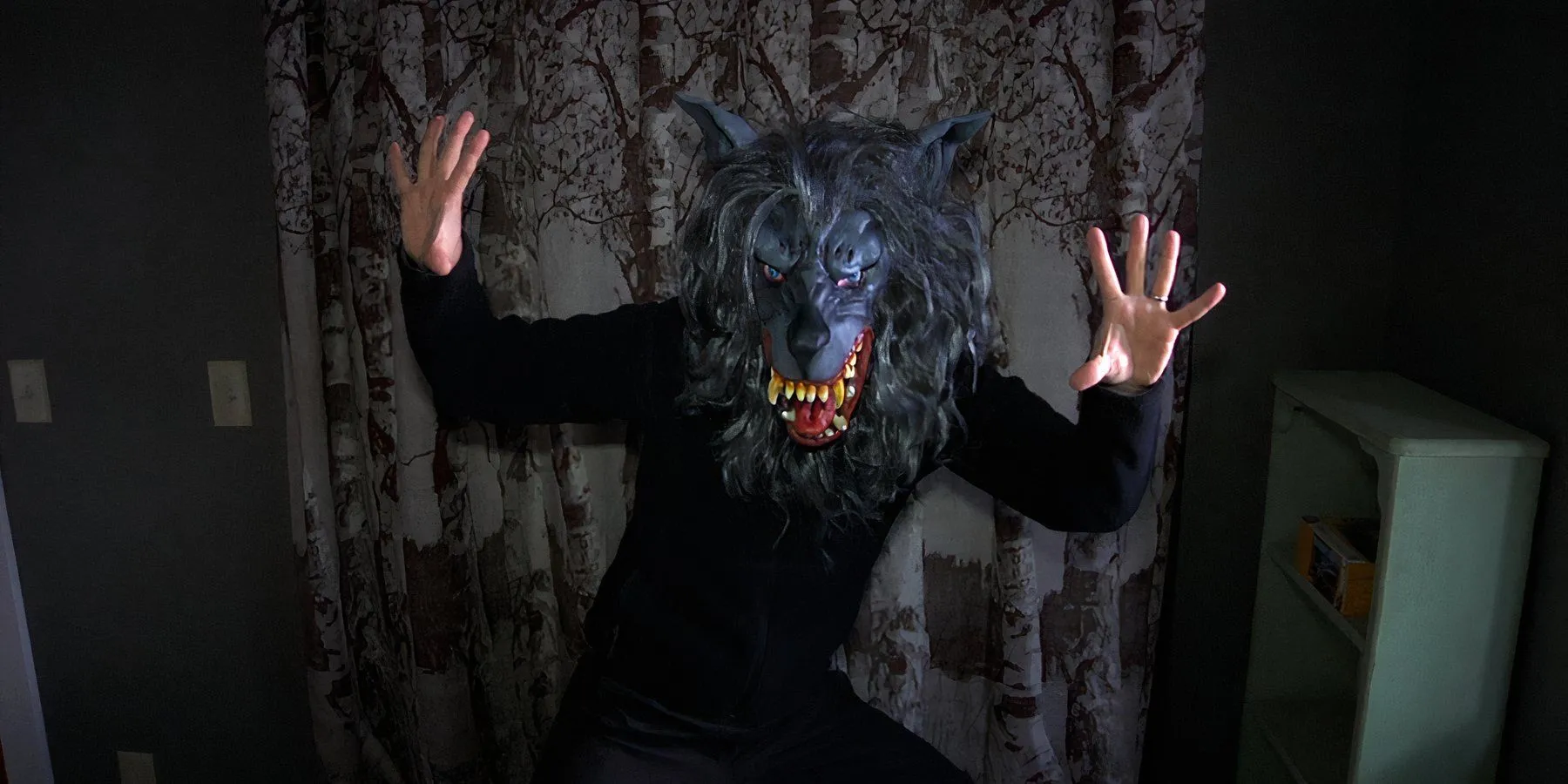 Mark Duplass als Serienmörder mit einer grauen Wolfsmaske in Creep 2014