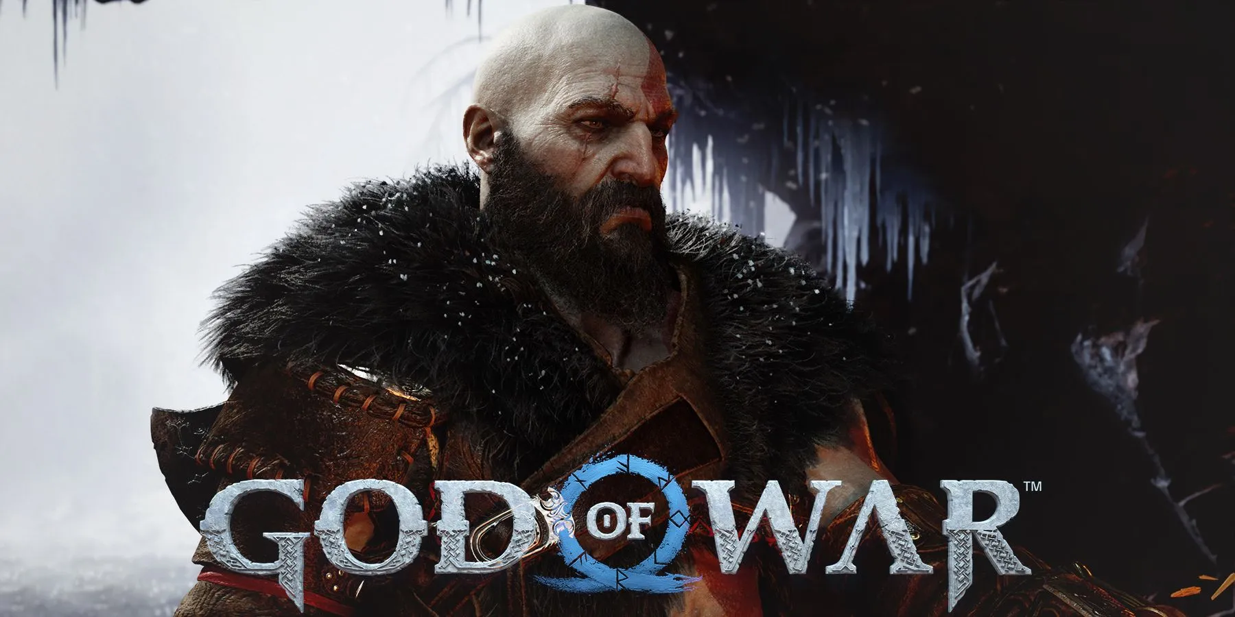 Gros plan de Kratos dans God of War Ragnarok derrière le logo de la série