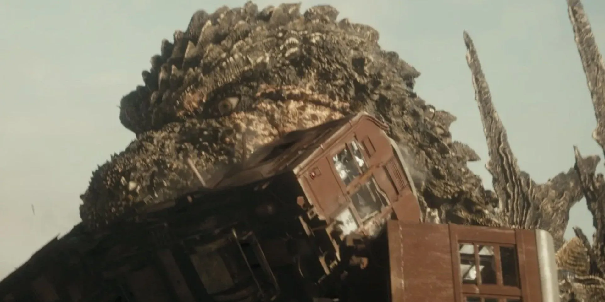 Godzilla mordiendo un tren