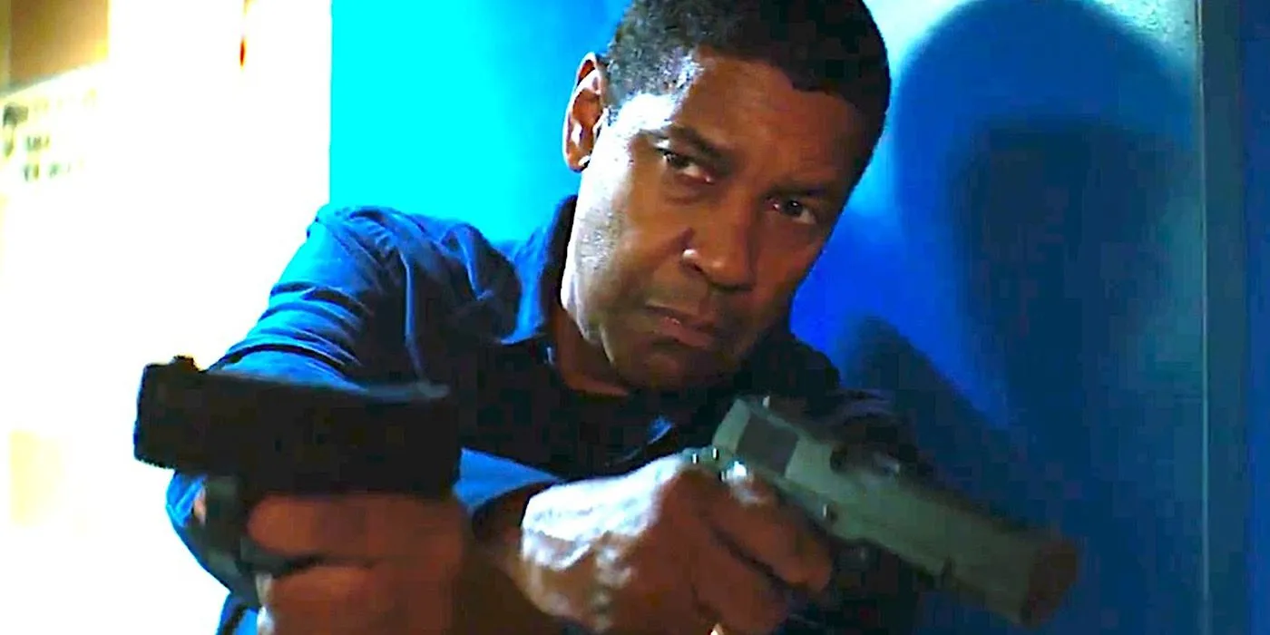 Denzel Washington dans le rôle de Robert McCall tient deux armes dans The Equalizer 2.