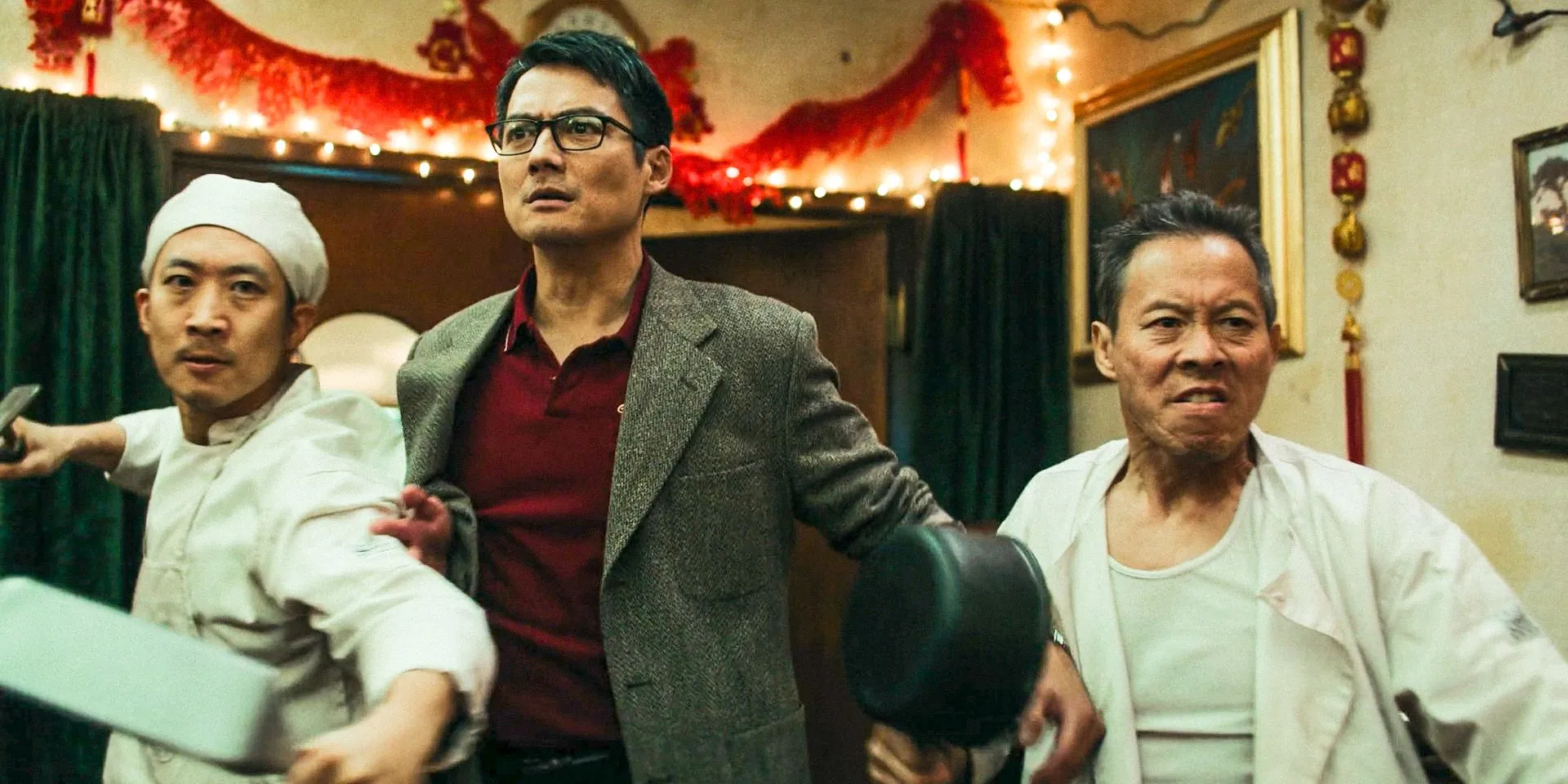 Wong (Archie Kao), le propriétaire du Golden Palace et ses chefs affrontent un gang dans la saison 1 de Chinatown