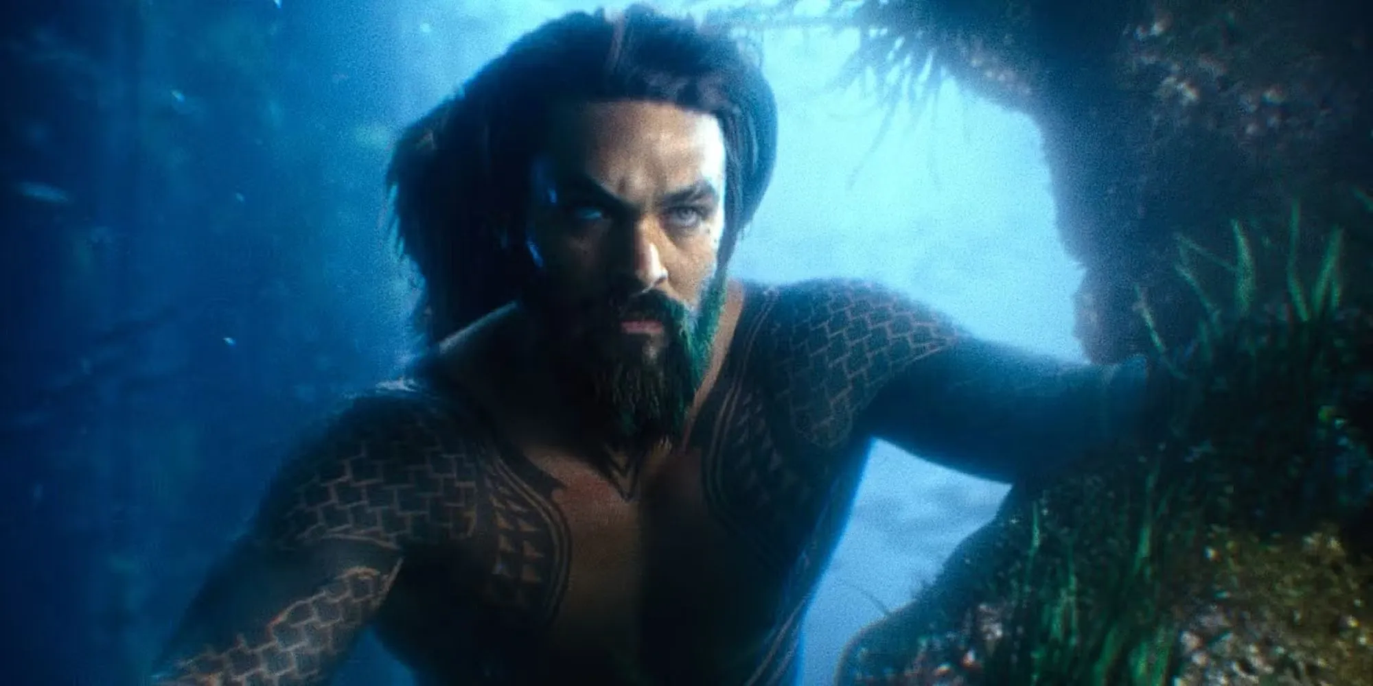 Jason Momoa as Arthur Curry swimming in Atlantis