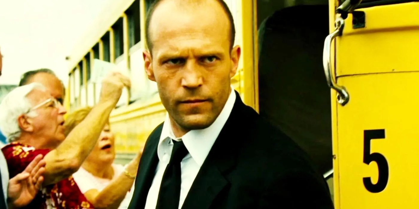 Jason Statham jako Frank Martin stojący przed autobusem szkolnym w Transporterze 2.