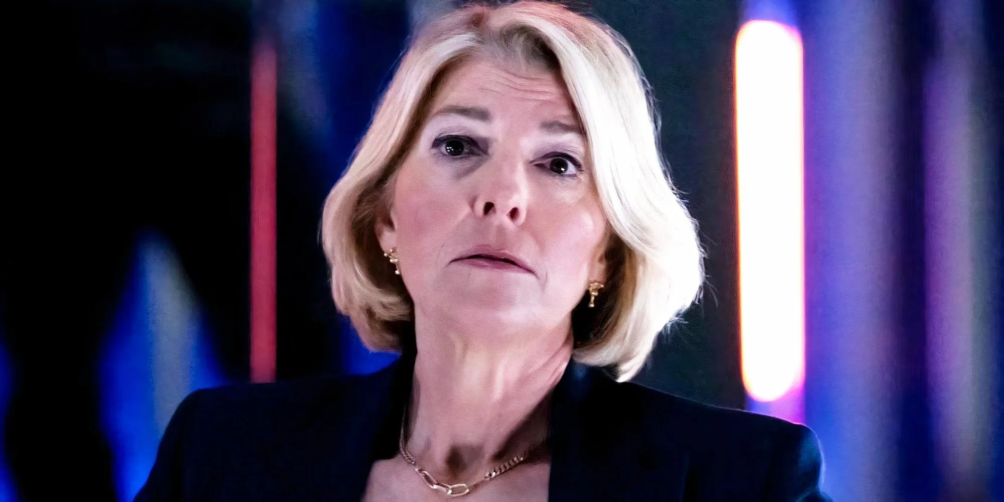 Kate Stewart mira con expresión ansiosa en Doctor Who