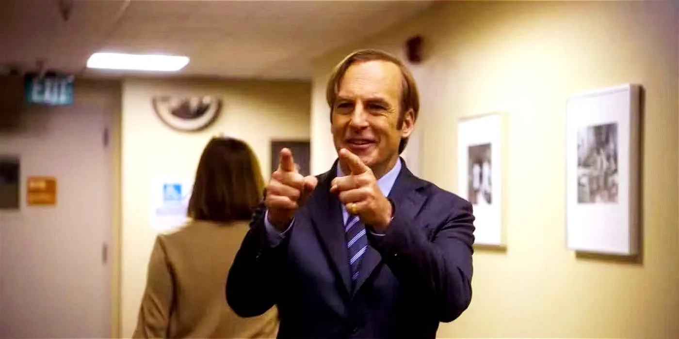 Jimmy McGill indica con entrambe le dita e sorride.