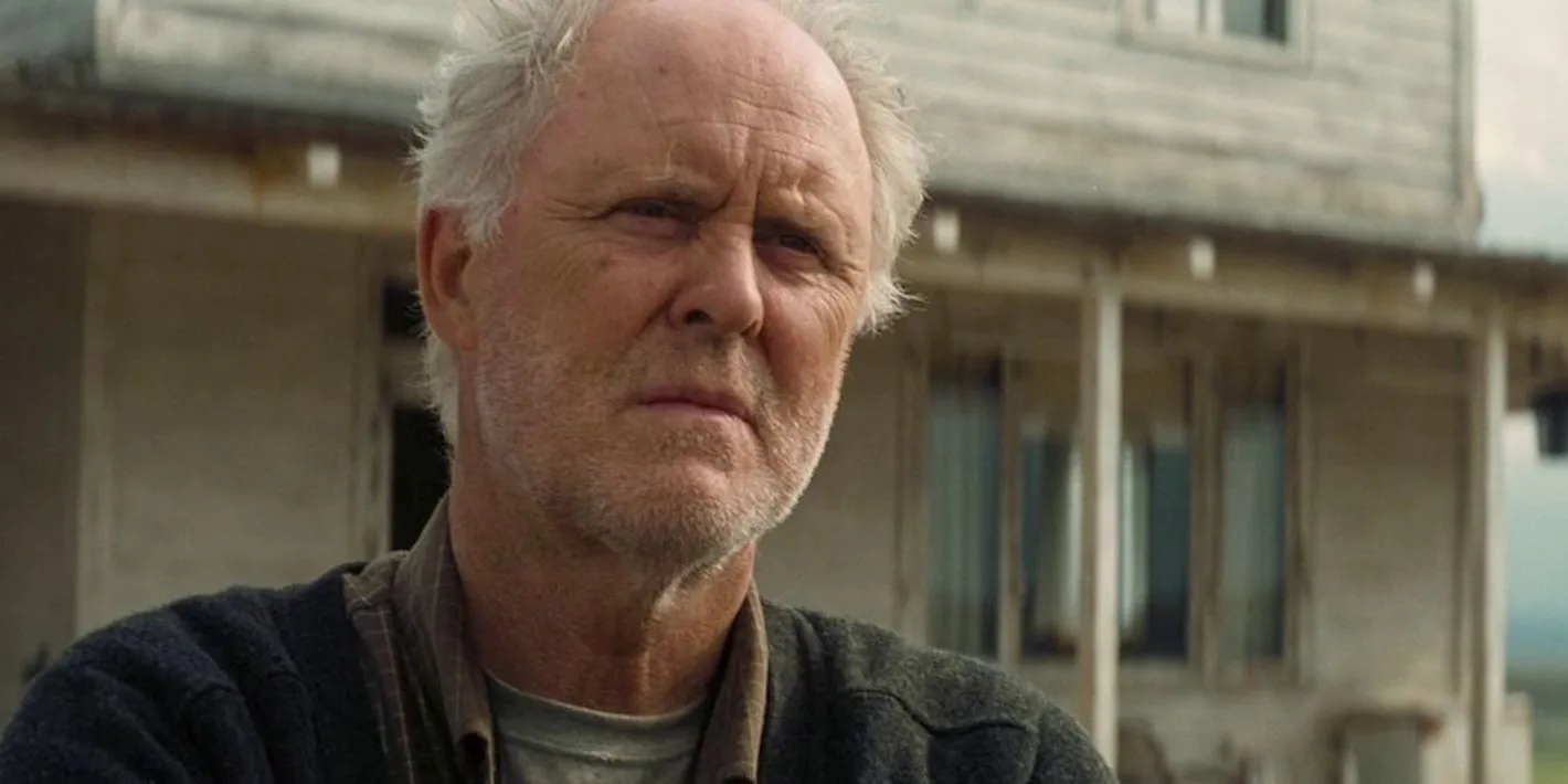 John Lithgow a l'air sérieux dans une ferme dans Interstellar