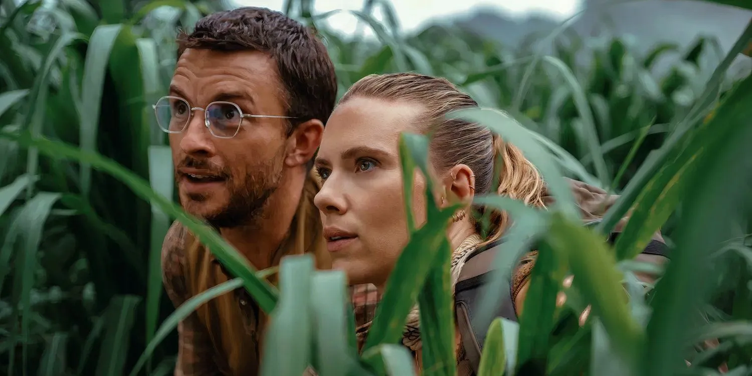 Jonathan Bailey in „Jurassic World Rebirth“ mit Scarlett Johansson