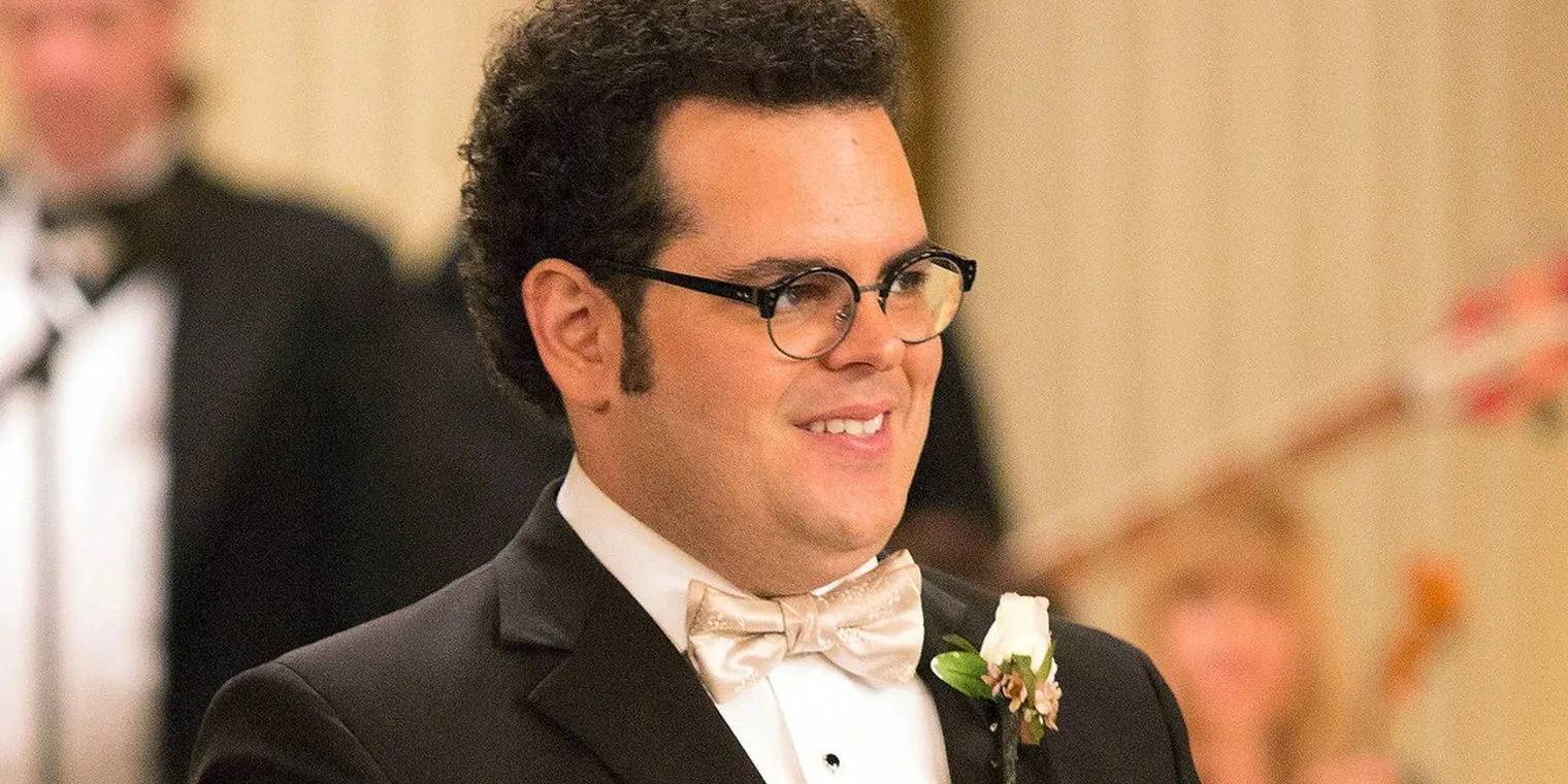 Josh Gad con un esmoquin en The Wedding Ringer