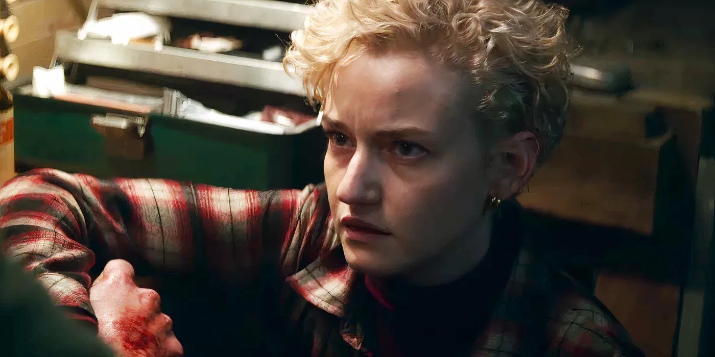 Julia Garner wygląda na zaniepokojoną