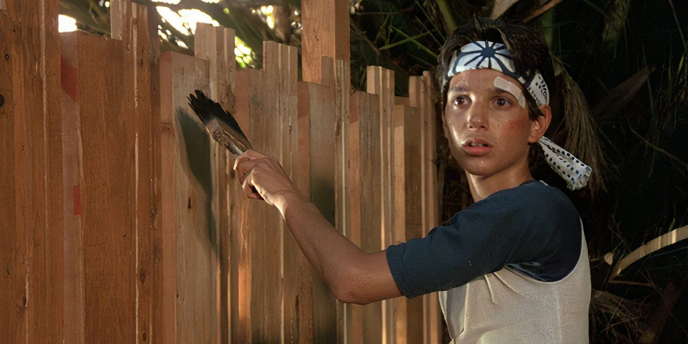 Daniel LaRusso pintando una valla en Karate Kid (1984)