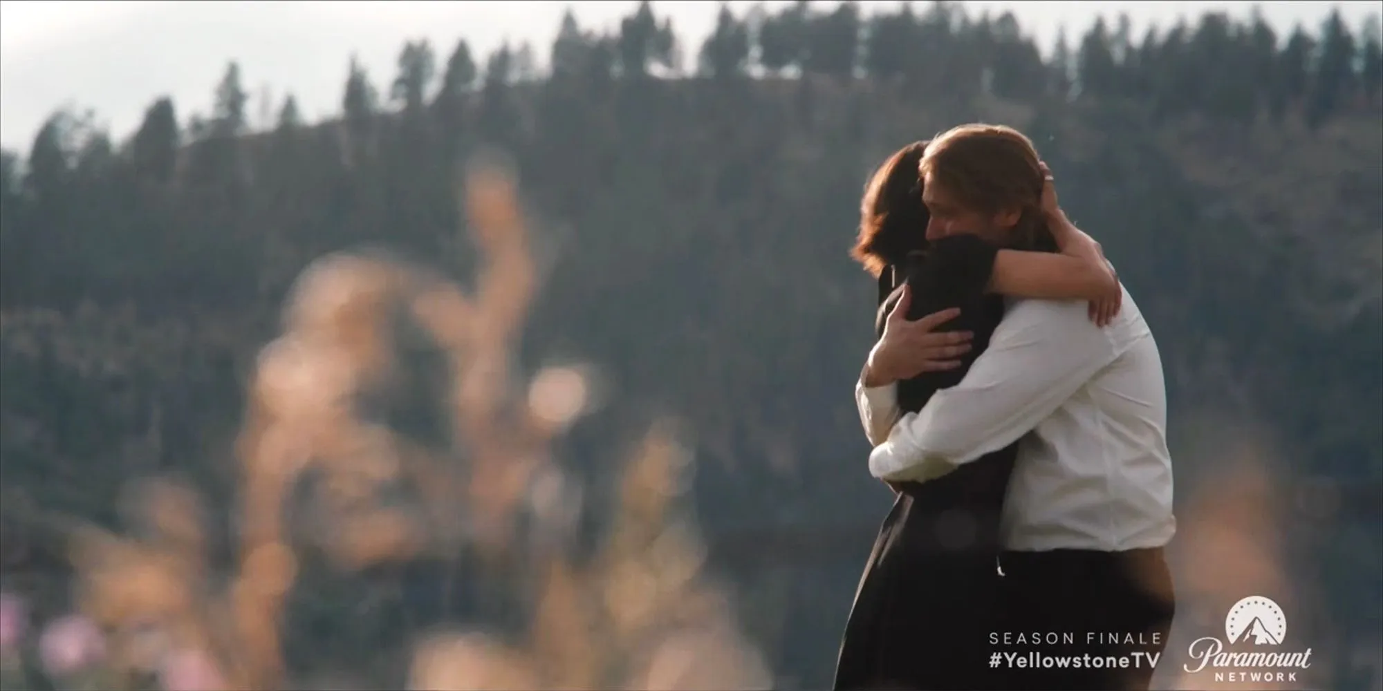 Monica e Kayce si abbracciano all'aperto nel finale della quinta stagione di Yellowstone