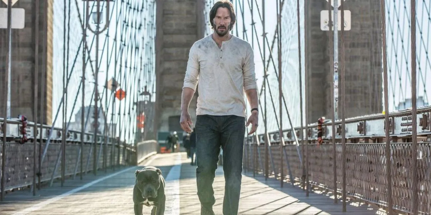 John Wick camina por un puente con su perro