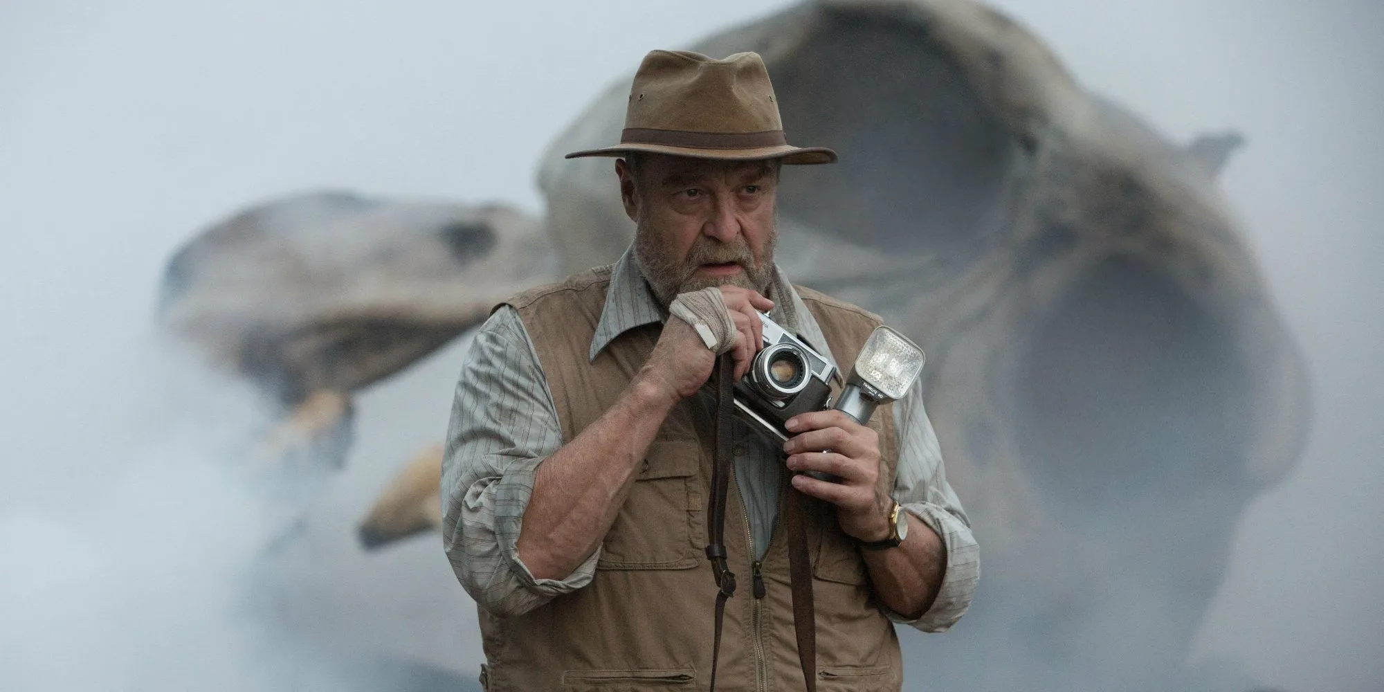 John Goodman jako Randa z kamerą w Kong: Skull Island