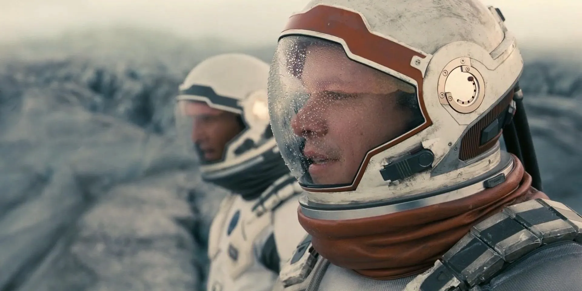 Mann y Cooper en un planeta alienígena en Interstellar