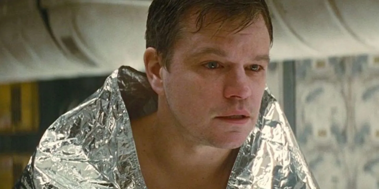 Matt Damon dans le rôle du Dr Mann dans une couverture en aluminium dans Interstellar