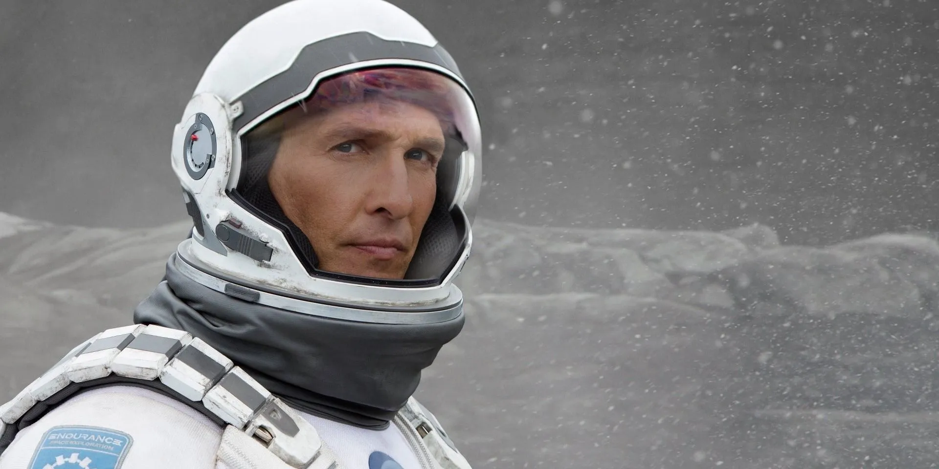 Matthew McConaughey dans le rôle de Joseph Cooper dans une combinaison spatiale dans Interstellar