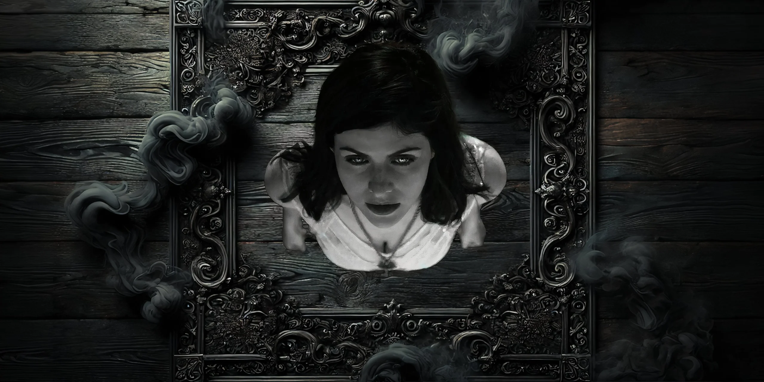 Alexandra Daddario de Mayfair Witches regardant vers le haut en noir et blanc