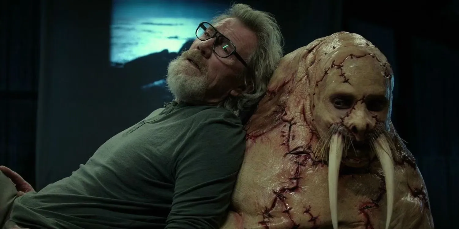 Michael Parks lehnt sich in Tusk an das Walross