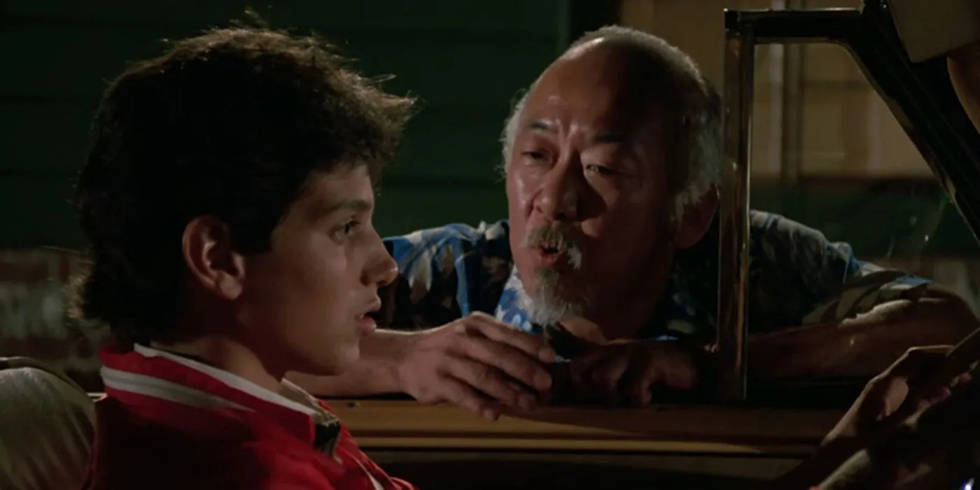 El Sr. Miyagi le enseña a Daniel sobre el equilibrio en Karate Kid.