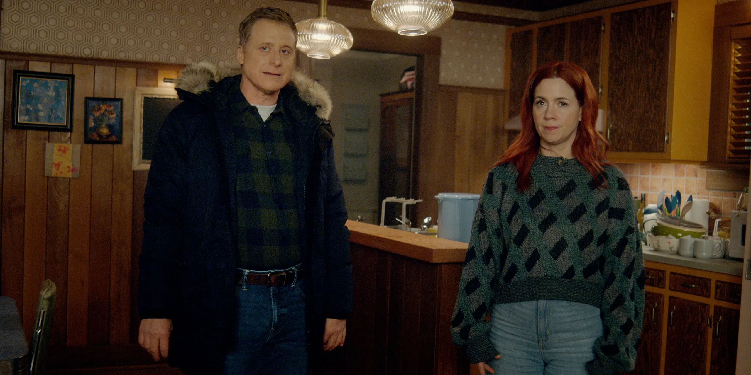 Alan Tudyk nel ruolo di Harry Vanderspeigle in piedi accanto ad Alice Wetterlund nel ruolo di D'Arcy Bloom nella terza stagione di Resident Alien.