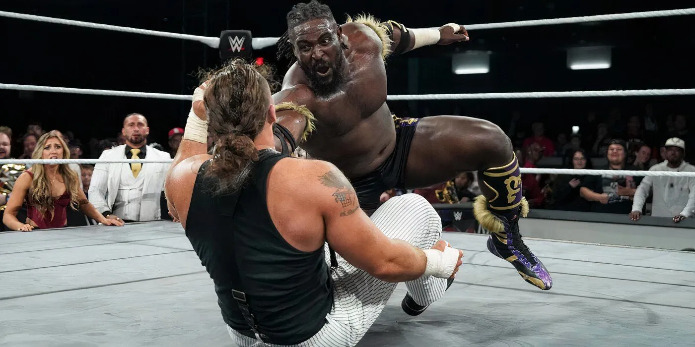 Oba Femi landet eine gleitende D-Clothesline gegen Tony D'Angelo und gewinnt die NXT North American Championship.