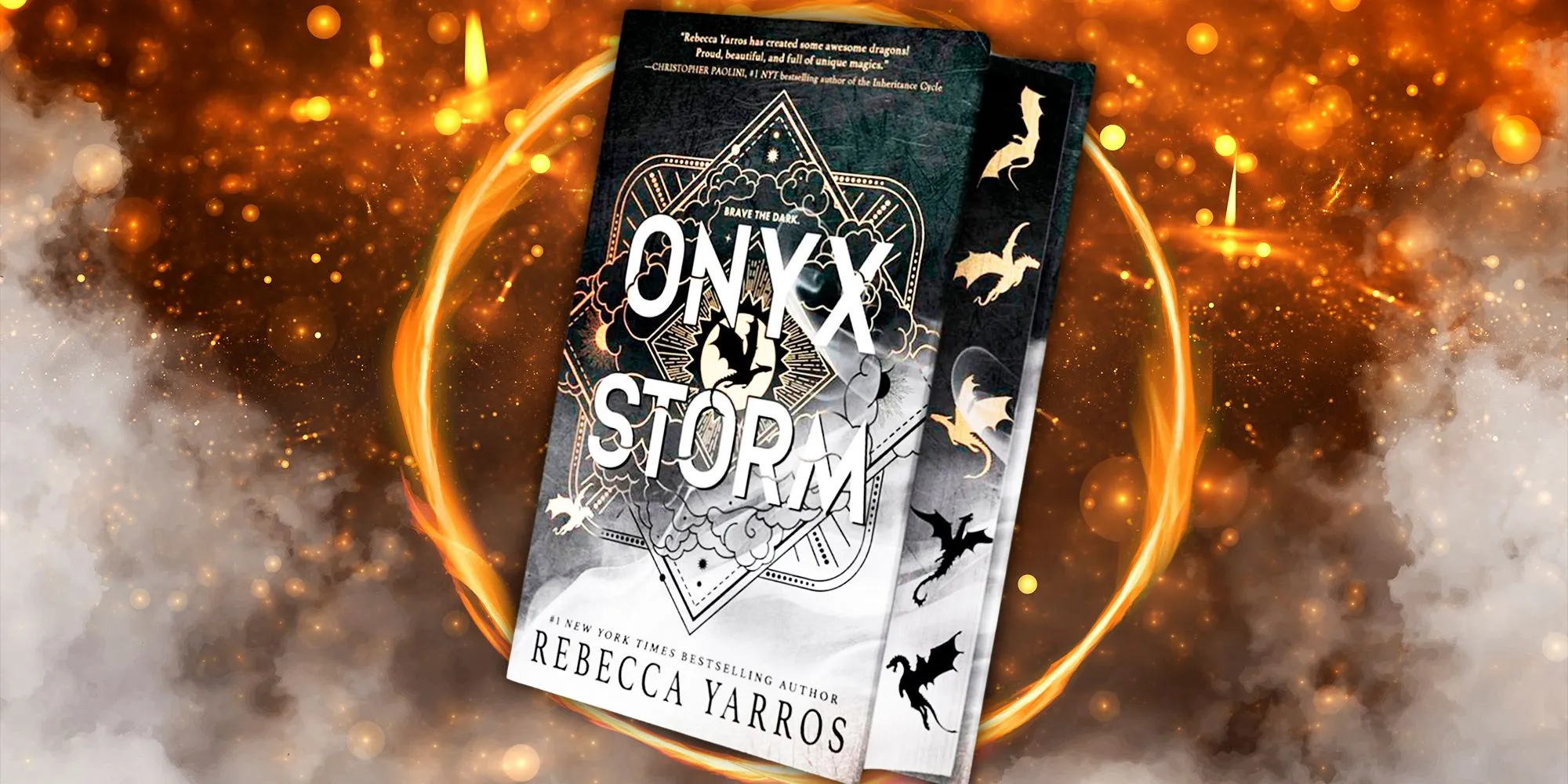 Couverture de livre Onyx Storm avec un fond de cercle flamboyant orange.