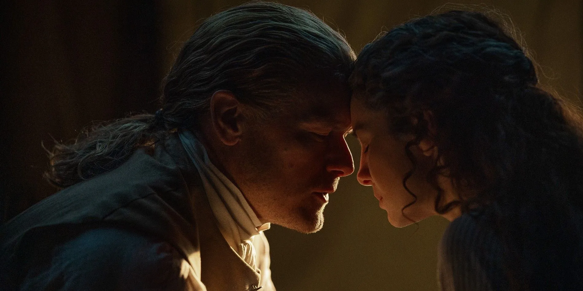 Jamie y Claire en Outlander