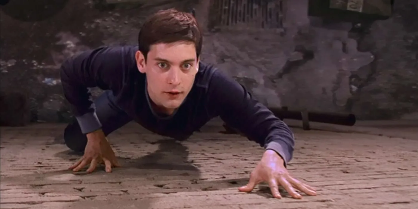 Tobey Maguire como Peter Parker trepando paredes