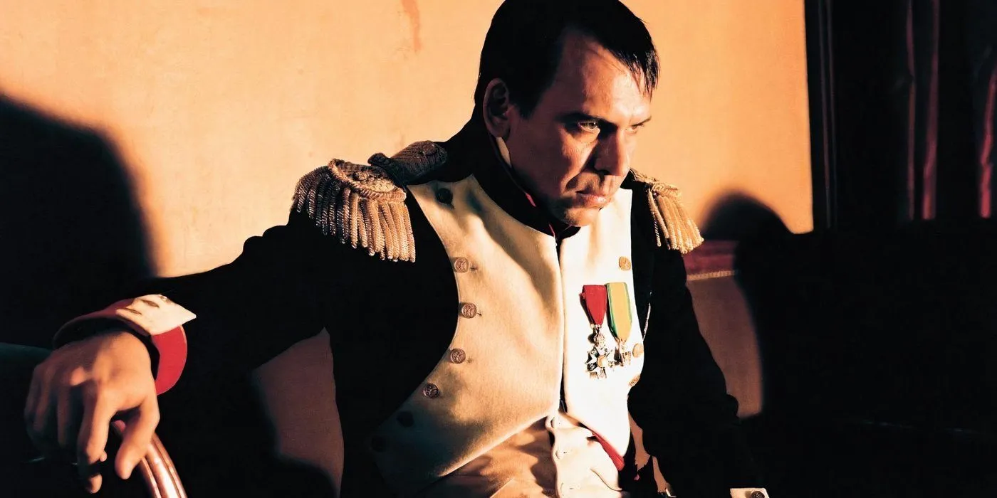 Philippe Torreton como Napoleão sentado em Monsieur N