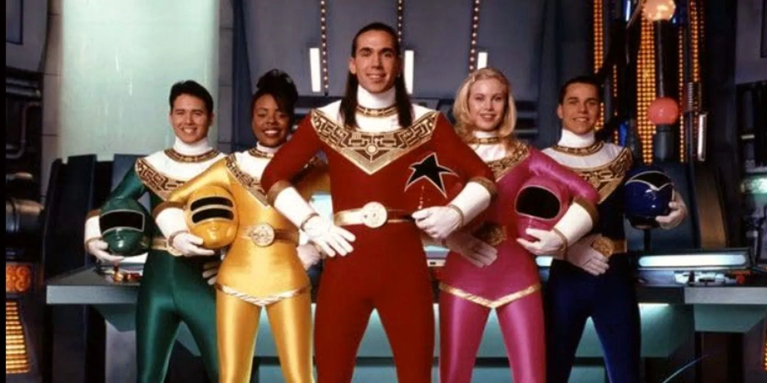 Die Besetzung der Power Rangers Zeo hält ihre Helme