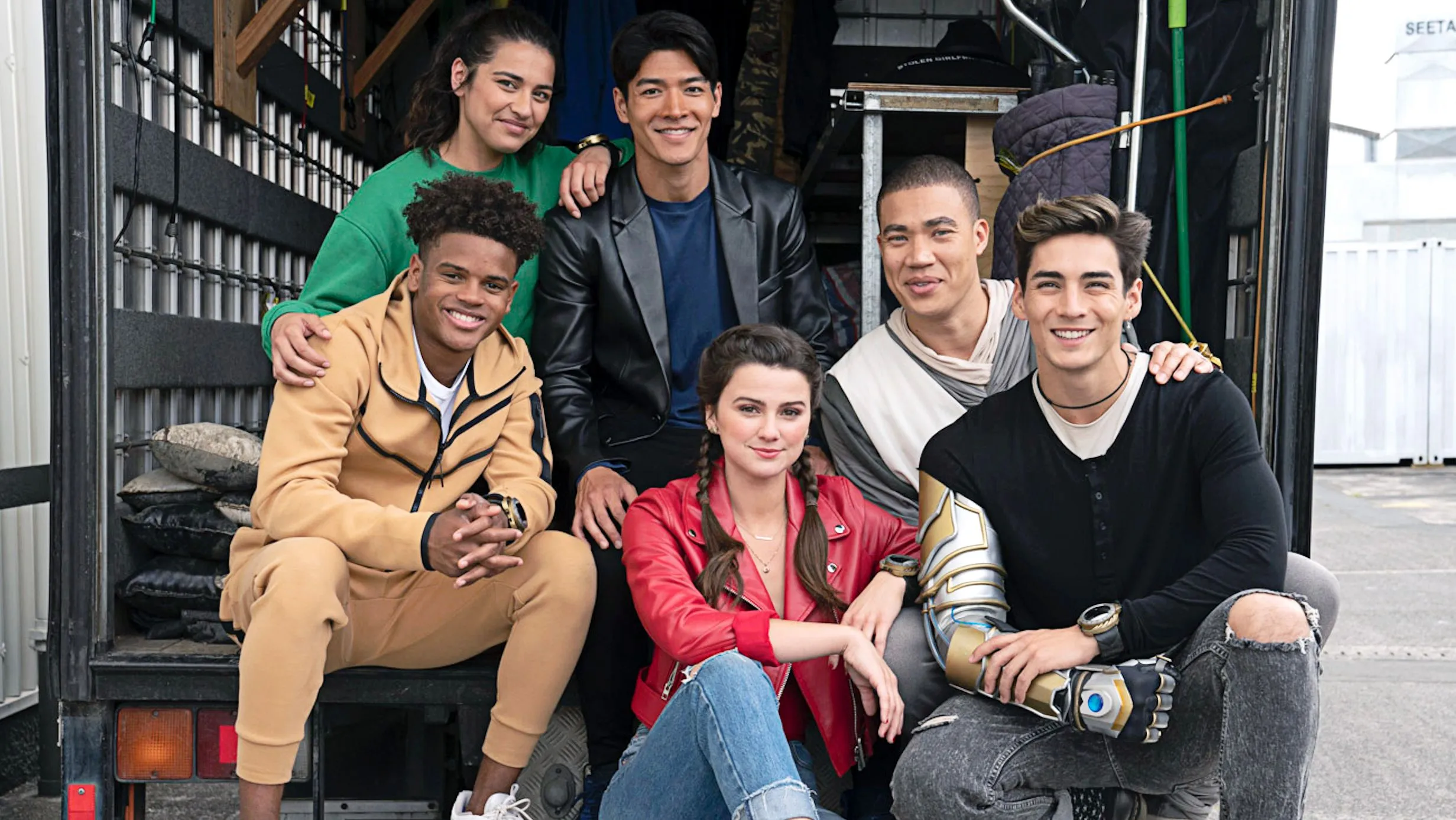 Le casting de Power Rangers : Cosmic Fury, Tessa Rao, Kai Moya, Jordon Fite, Hunter Deno, Russell Curry et Chance Perez.