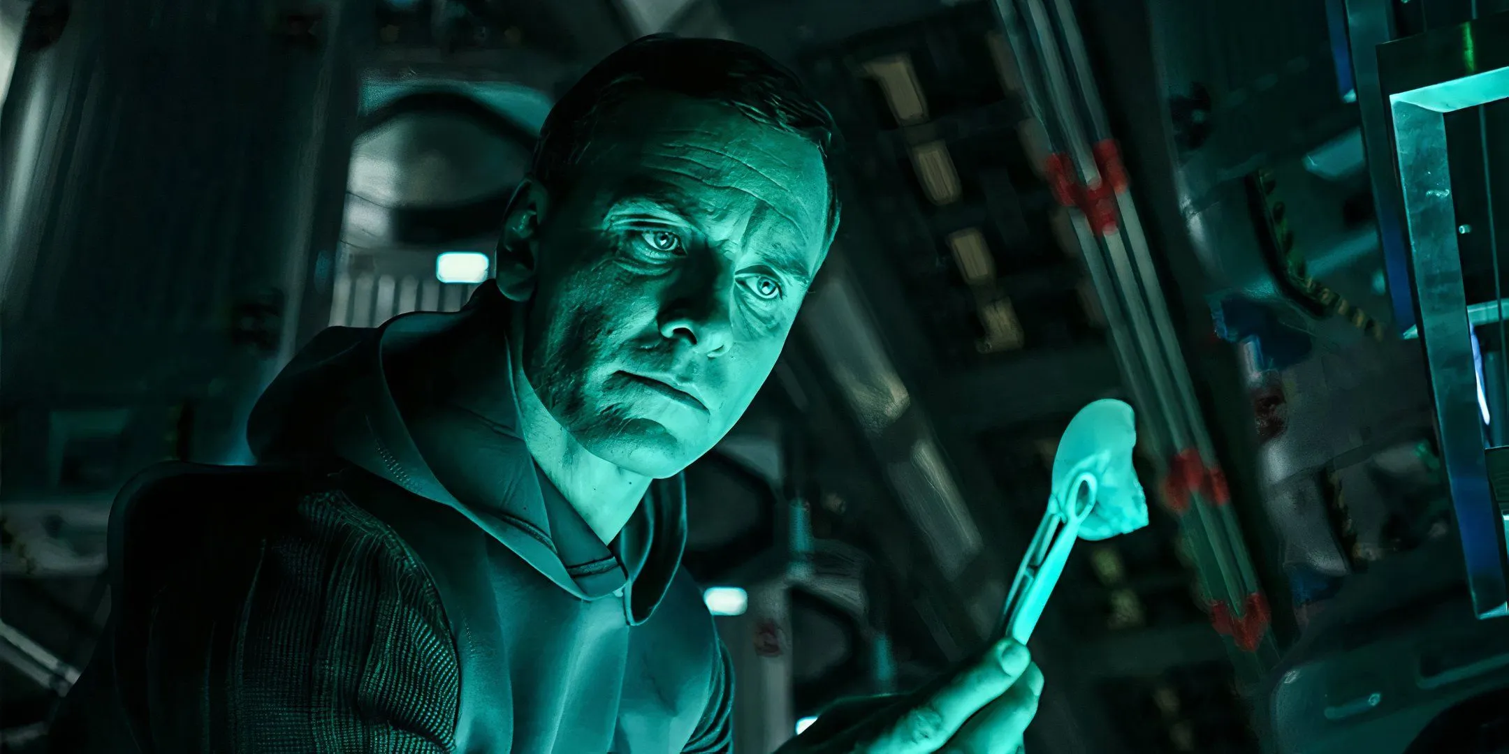 Android David (Michael Fassbender) zbiera próbki w Prometeuszu