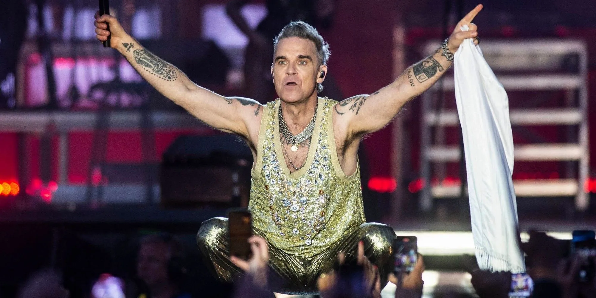 Robbie Williams si esibisce