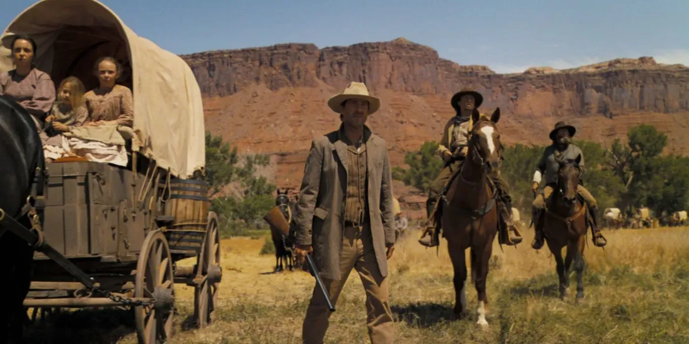 Luke Wilson als Matthew Van Weyden auf einem Feld mit einem Wagen und Pferden in „Horizon: An American Saga“