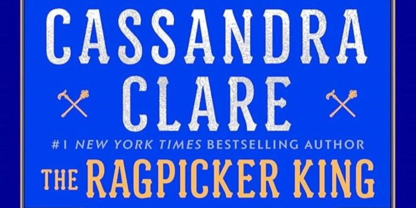 Okładka Ragpicker King ma niebieskie tło, tekst tytułu jest żółty, a imię Cassandry Clare jest białe