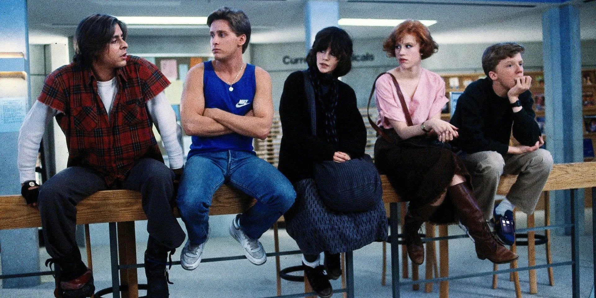 Les enfants sont assis dans la bibliothèque du Breakfast Club